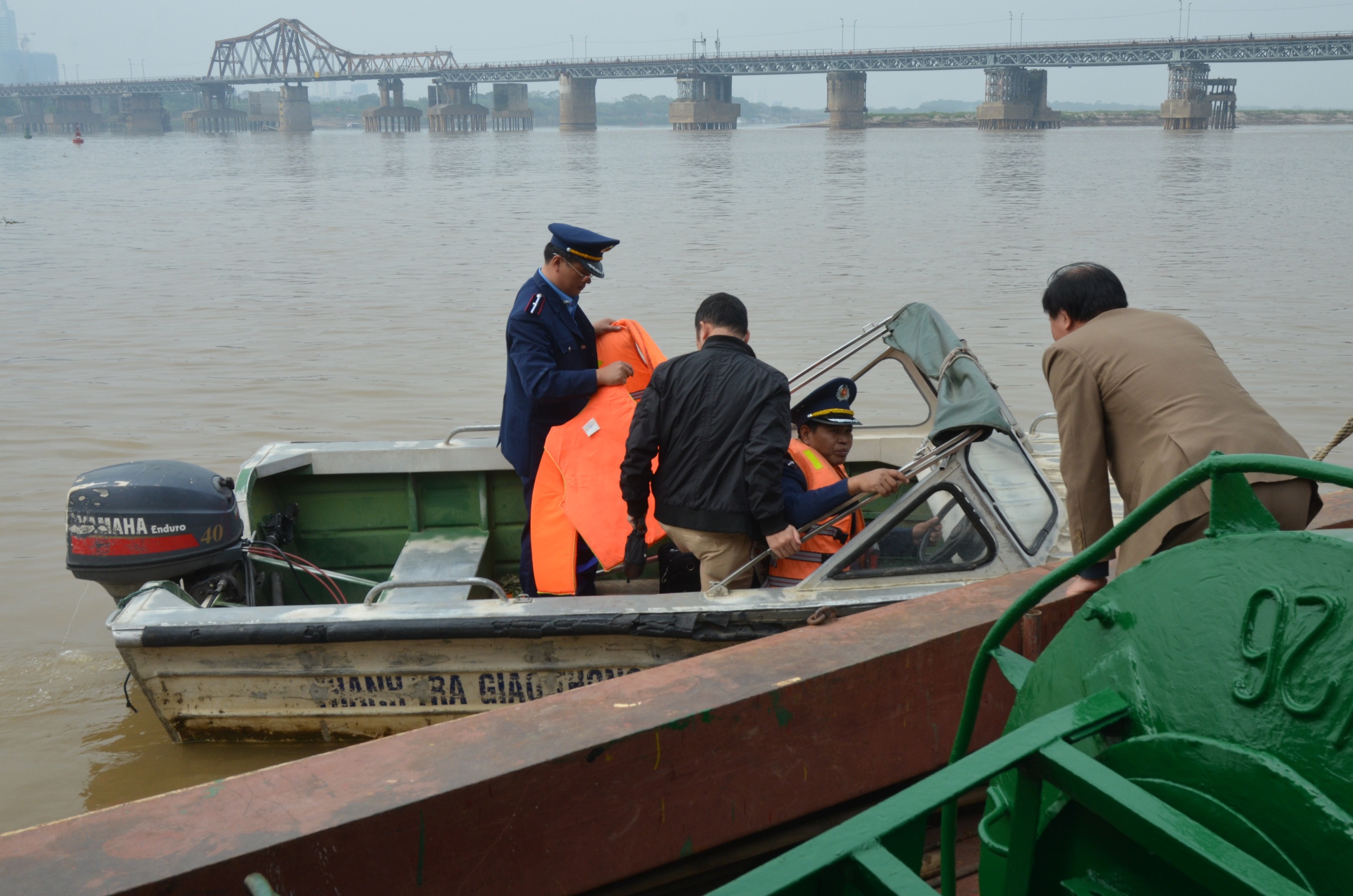 Han che phuong tien duong thuy qua lai cau Long Bien de vot bom hinh anh