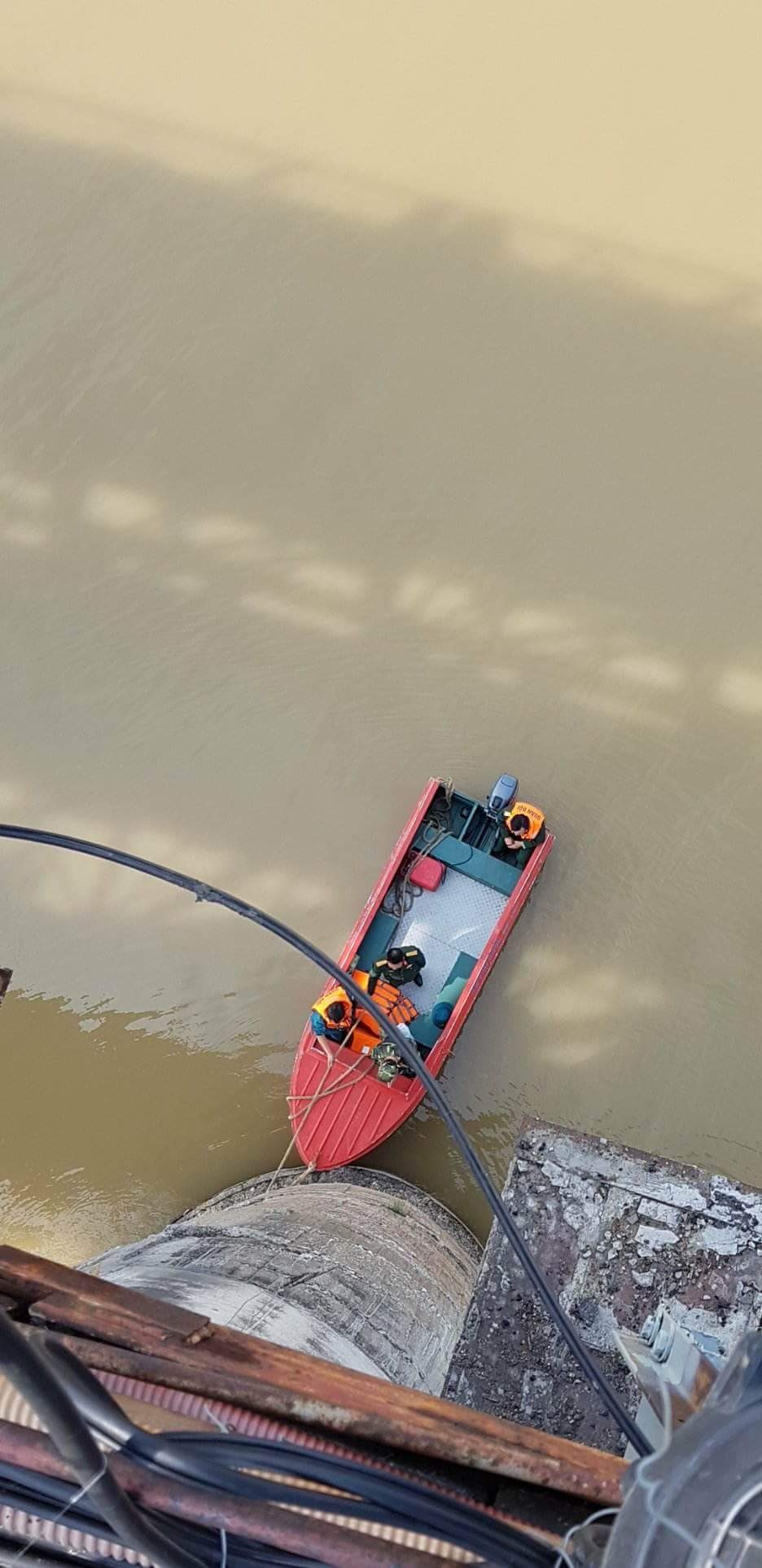 Vot bom duoi cau Long Bien anh 1