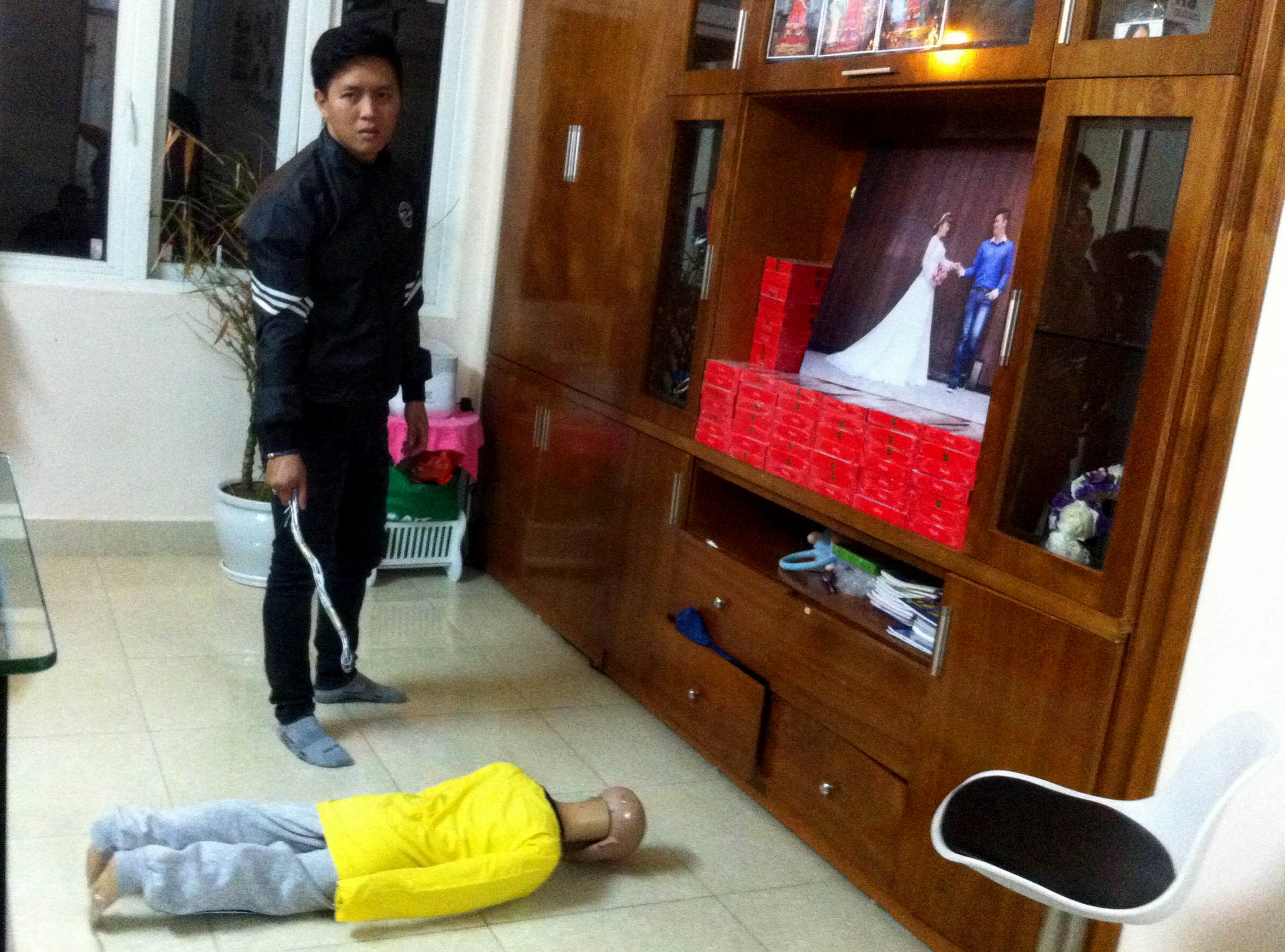 Be trai 10 tuoi 'to' bo bao hanh hinh anh