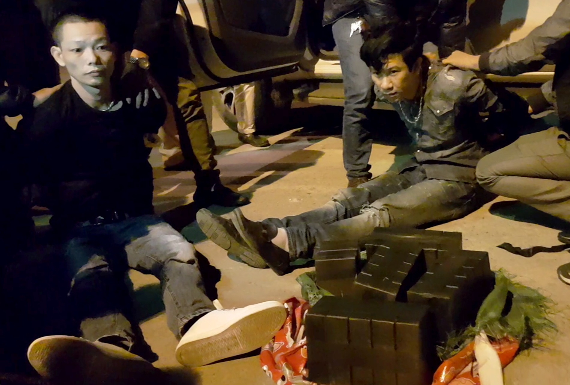 Canh sat mat phuc bat nhom di xe ban tai cho 47 banh heroin hinh anh