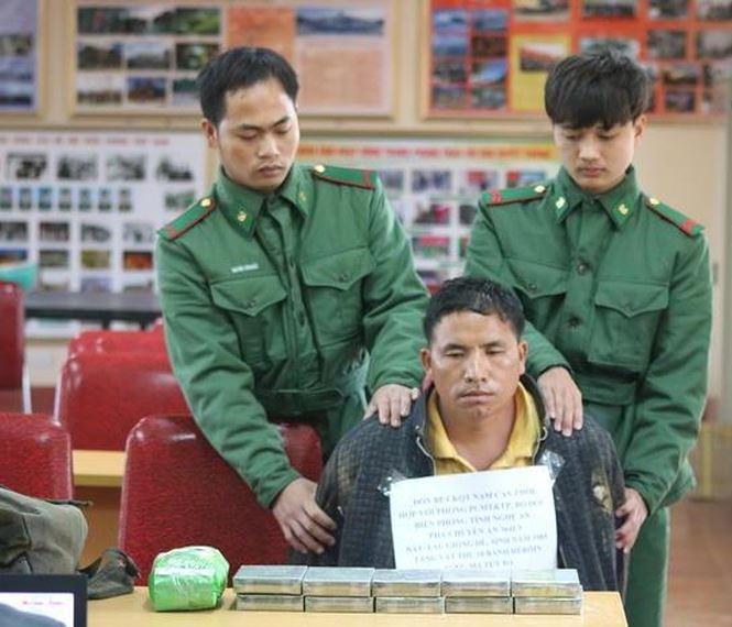 bắt vượt biên mang 10 bánh heroin ảnh 1 bat vuot bien mang 10 banh heroin anh 1
