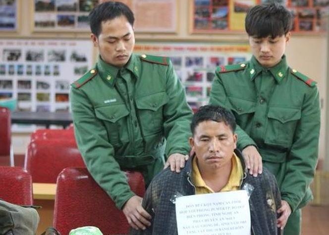Nguoi dan ong vuot bien mang 10 banh heroin vao Viet Nam hinh anh