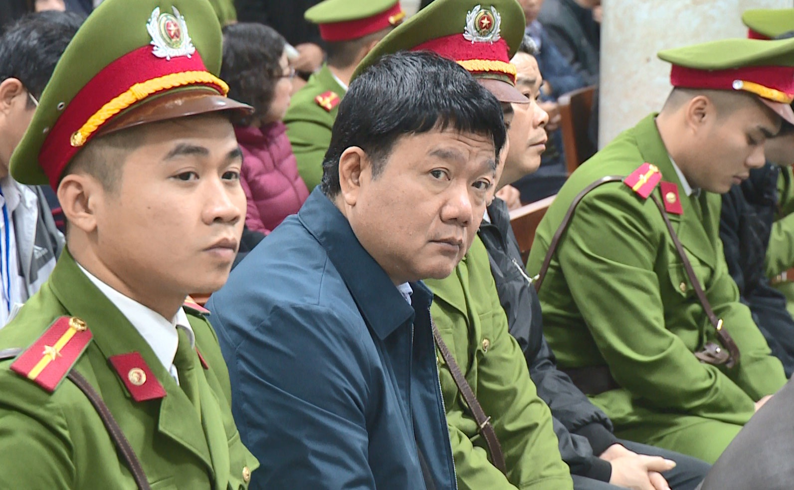 Luat su de nghi cach ly nguoi lam chung trong vu xet xu Dinh La Thang hinh anh