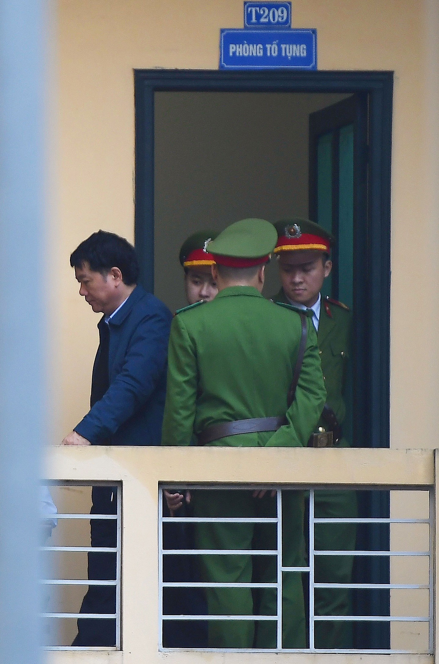 Xet xu Dinh La Thang anh 4