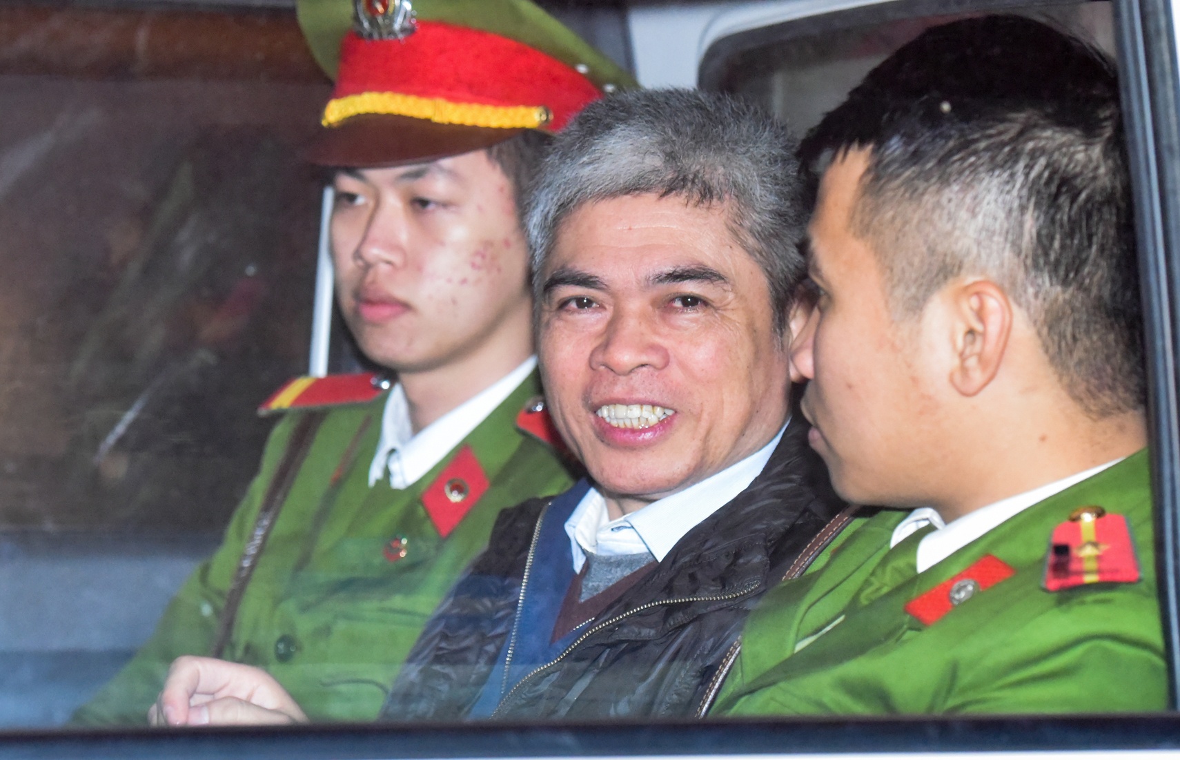 Dong pham cua ong Dinh La Thang tuoi cuoi luc roi toa hinh anh