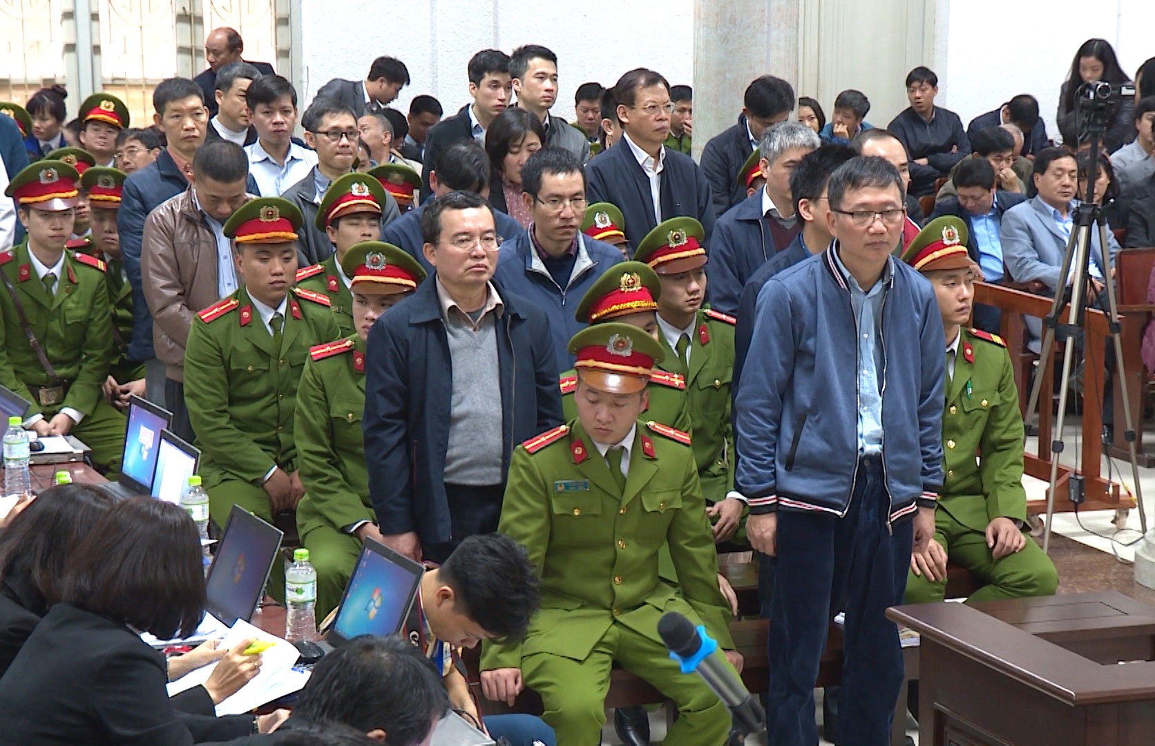 Chiều nay VKS đề nghị mức án đối với ông Đinh La Thăng ảnh 1 Chieu nay VKS de nghi muc an doi voi ong Dinh La Thang anh 1