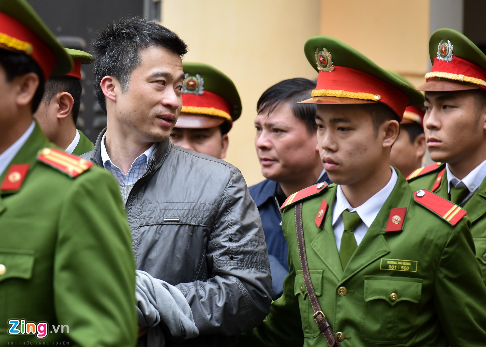 10 ngay xet xu Dinh La Thang anh 17