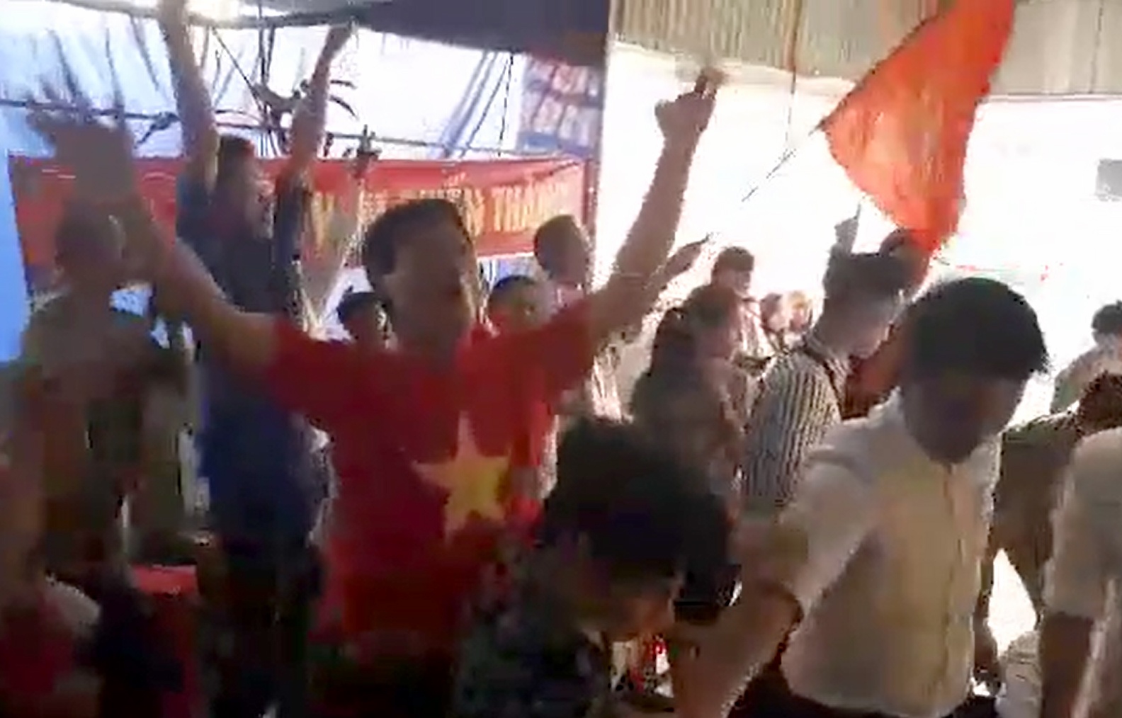 Gan 100 nguoi toi nha trung ve Tien Dung co vu cho U23 Viet Nam hinh anh