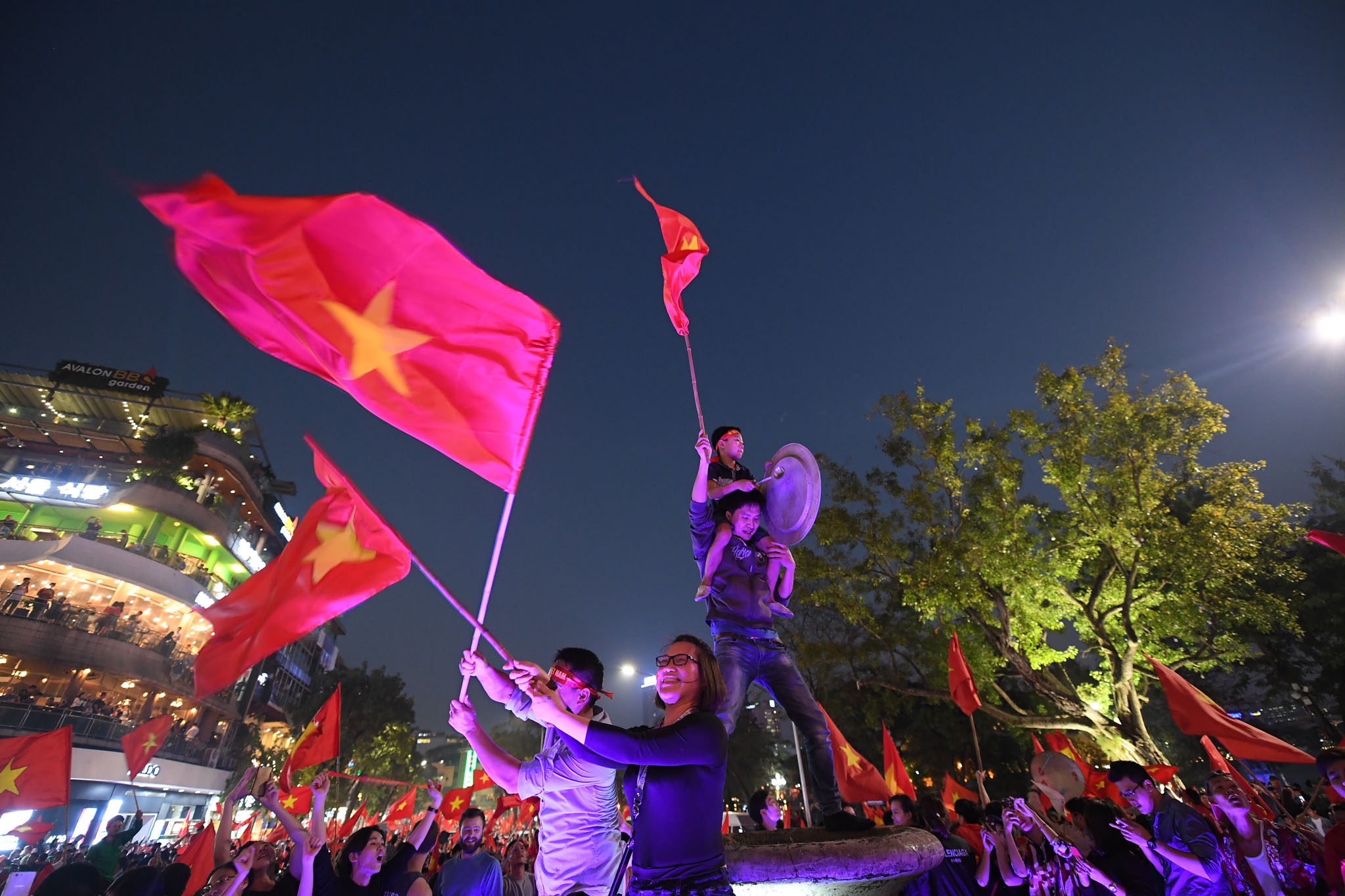 ăn mừng chiến thắng tại hồ Gươm ảnh 11 an mung chien thang tai ho Guom anh 11