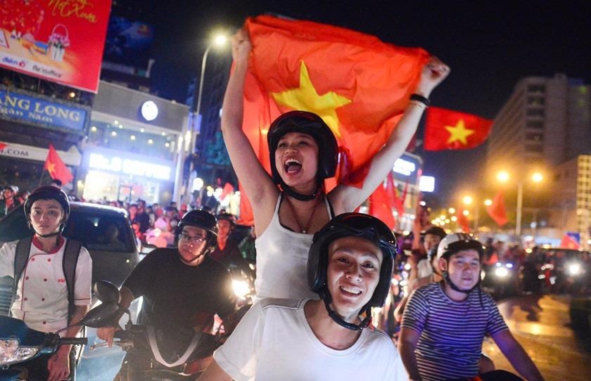 Tung 100% CSCD chong dua xe sau tran thang lich su cua U23 Viet Nam hinh anh