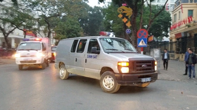 Canh sat dan giai em trai Dinh La Thang va dong pham den toa hinh anh