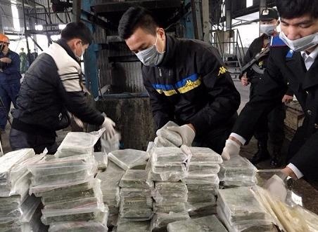 Tieu huy 300 banh heroin trum ma tuy van chuyen bang xe Fortuner hinh anh