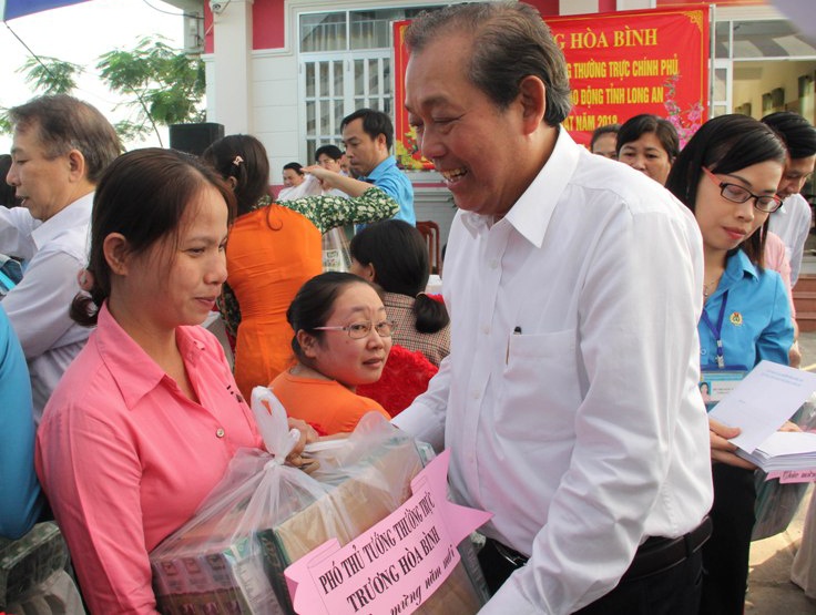 Phó Thủ tướng trao quà cho đồng bào Chăm ảnh 1 Pho Thu tuong trao qua cho dong bao Cham anh 1