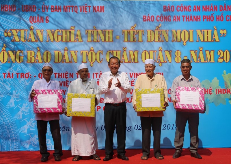 Pho Thu tuong trao qua cho dong bao Cham anh 2