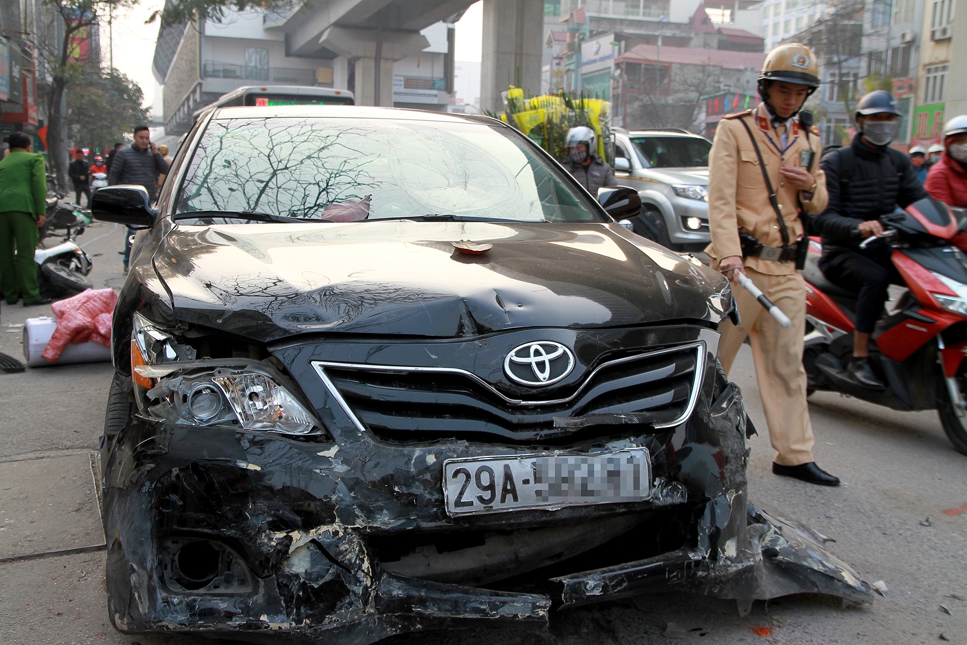 Camry tong lien hoan tren pho anh 2