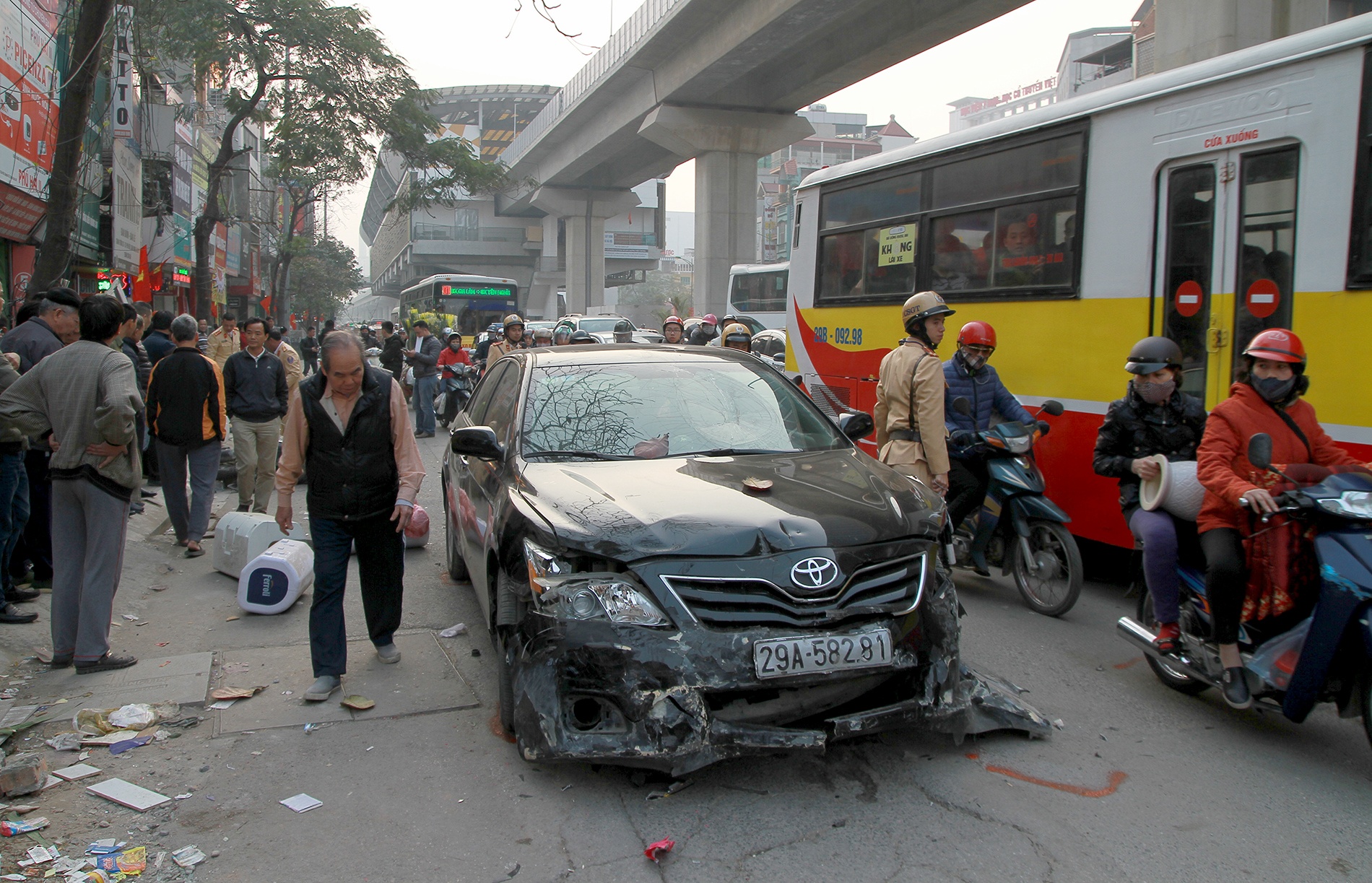 4 nguoi bi thuong sau vu xe Camry tong lien hoan tren pho hinh anh