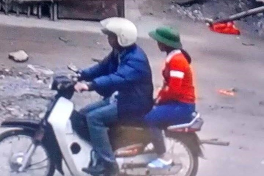 Cho nu sinh di mua bong bay, nguoi dan ong 44 tuoi bi danh nhap vien hinh anh