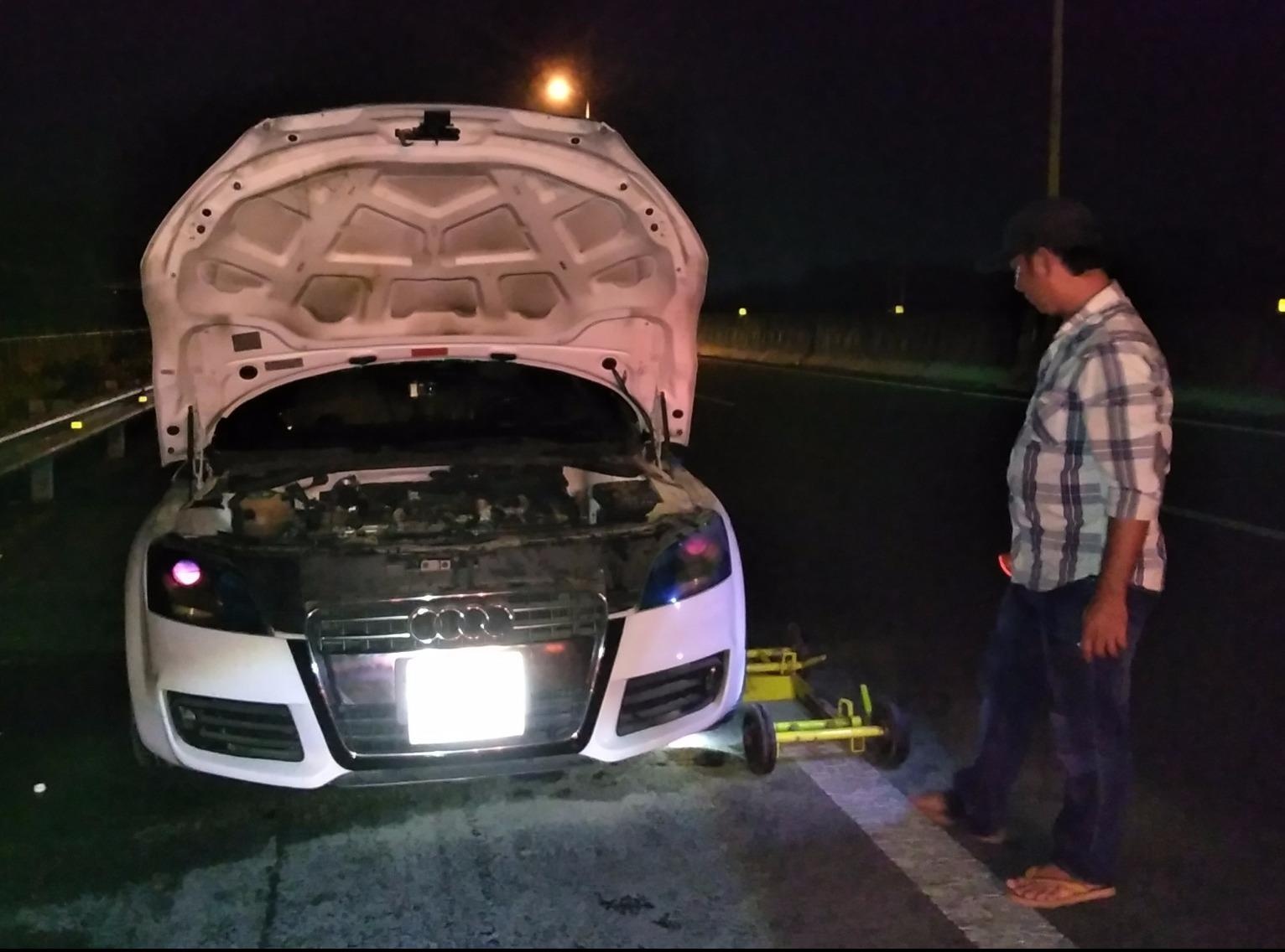 Xe Audi 2 cua phat hoa tren duong cao toc hinh anh