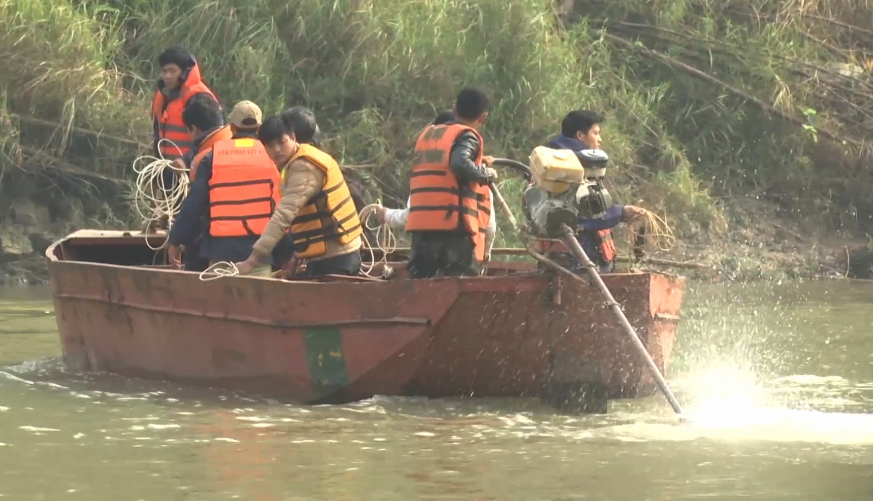 Cong an, quan doi tim kiem 9 nguoi gap nan tren song Hong hinh anh