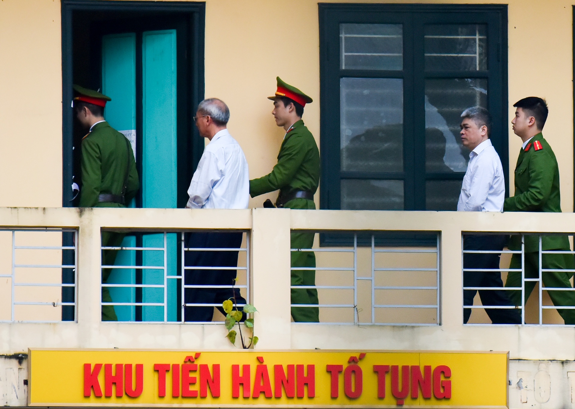 Xet xu Dinh La Thang anh 4