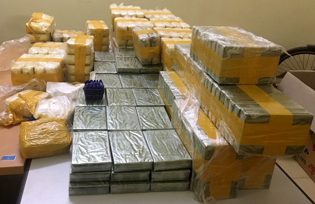 Xế hộp chở 135 bánh heroin tông vào cảnh sát ảnh 1 Xe hop cho 135 banh heroin tong vao canh sat anh 1