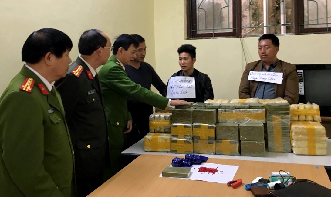 Xế hộp chở 135 bánh heroin tông vào cảnh sát ảnh 2 Xe hop cho 135 banh heroin tong vao canh sat anh 2