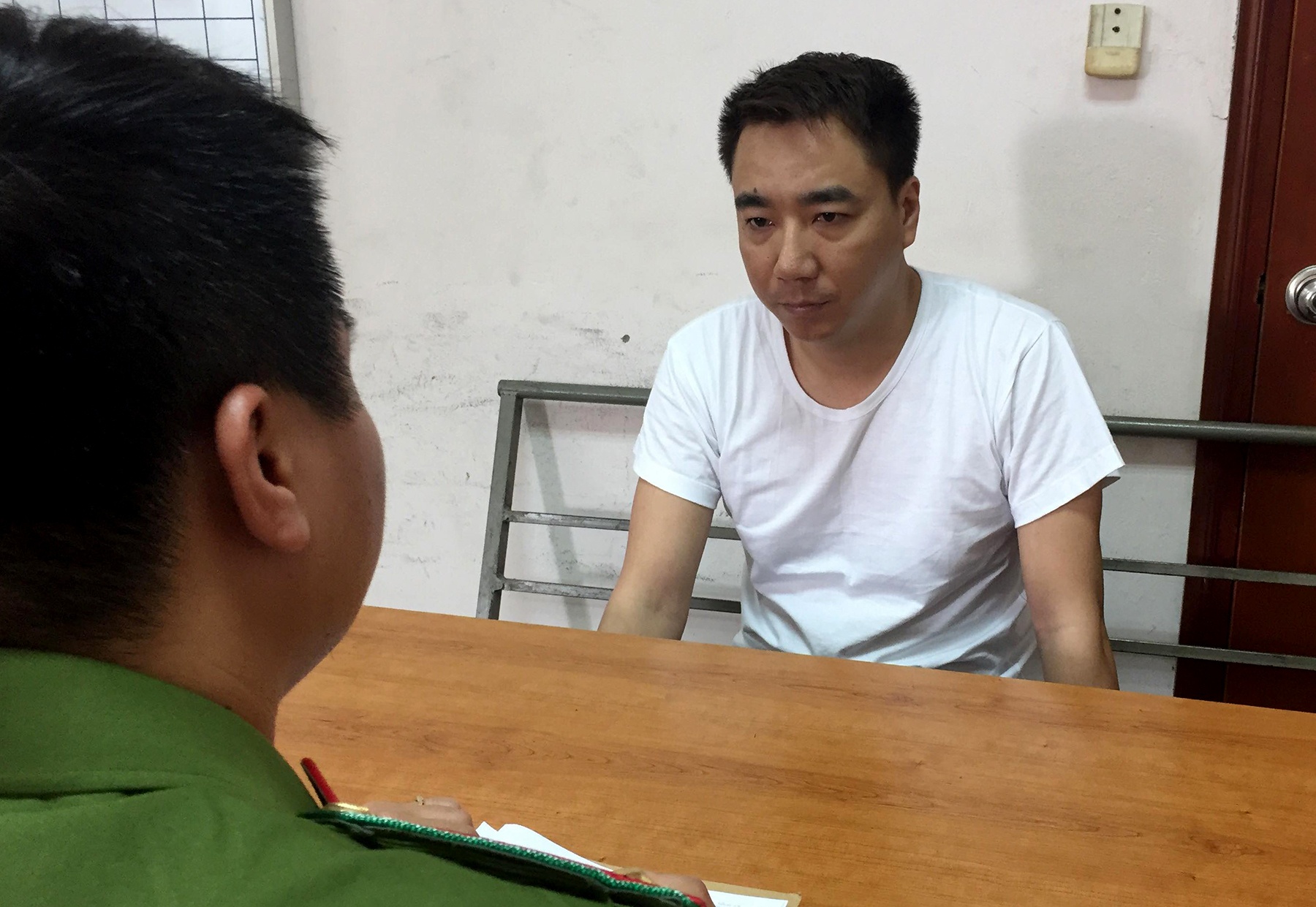 Bat nghi pham dung sung ban nguoi trong cuoc hon chien hinh anh
