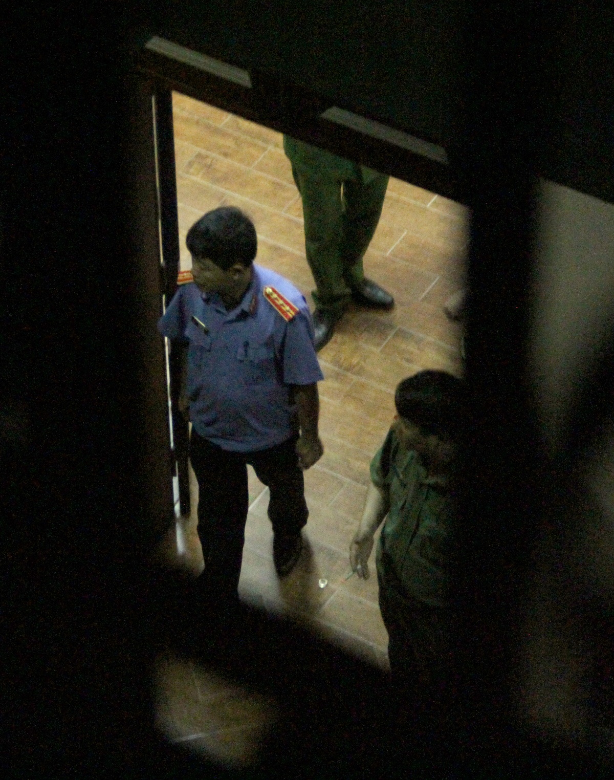 Nhieu canh sat xuat hien tai nha ong Phan Van Vinh anh 2