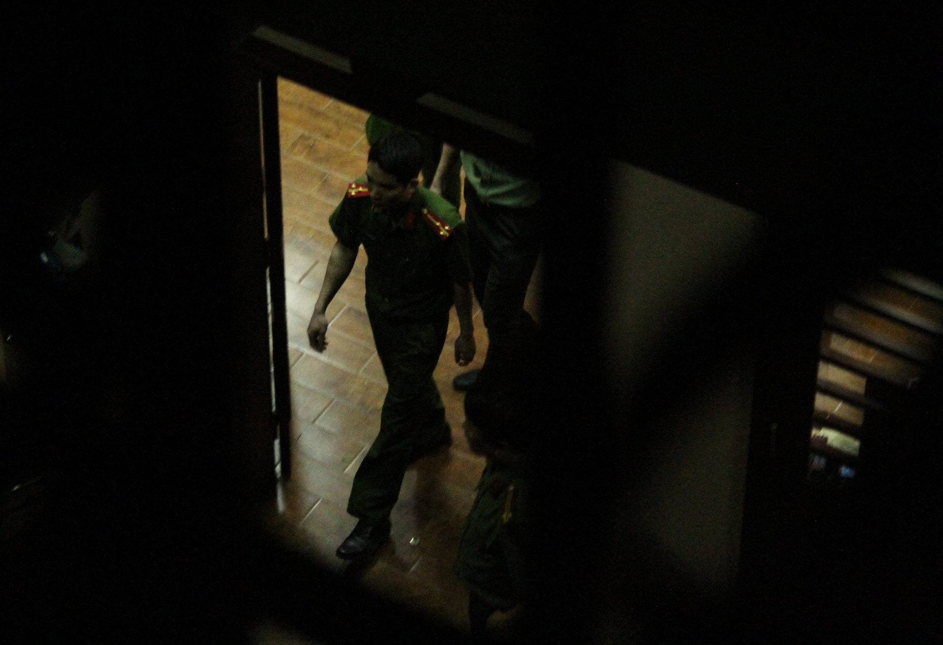 Nhieu canh sat xuat hien tai nha ong Phan Van Vinh anh 4