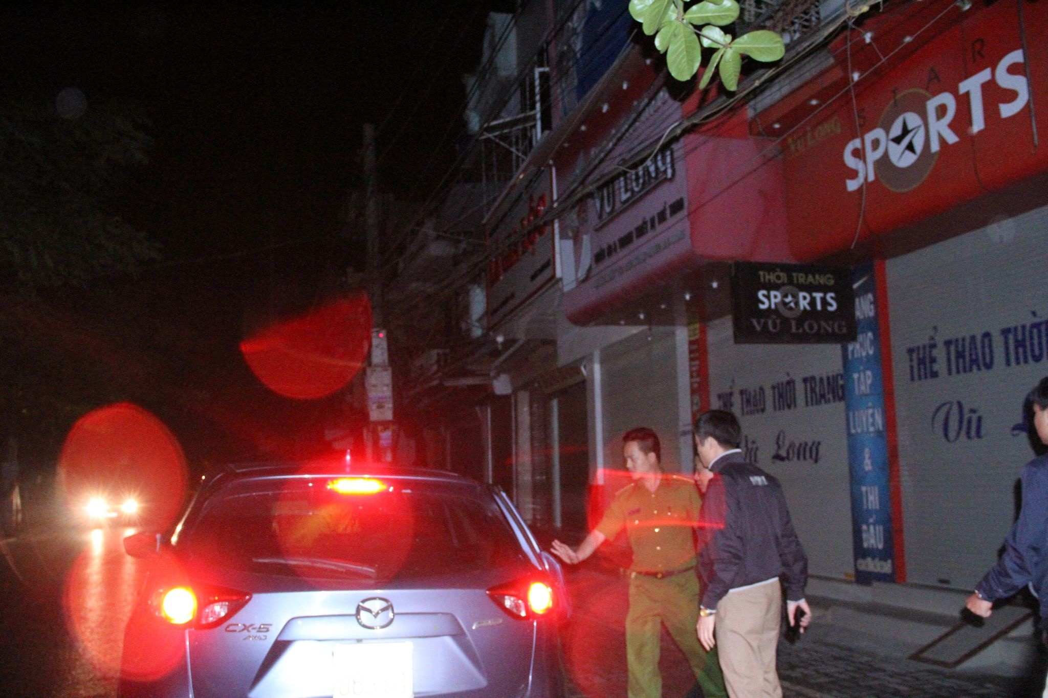 Nhieu canh sat xuat hien tai nha ong Phan Van Vinh anh 6