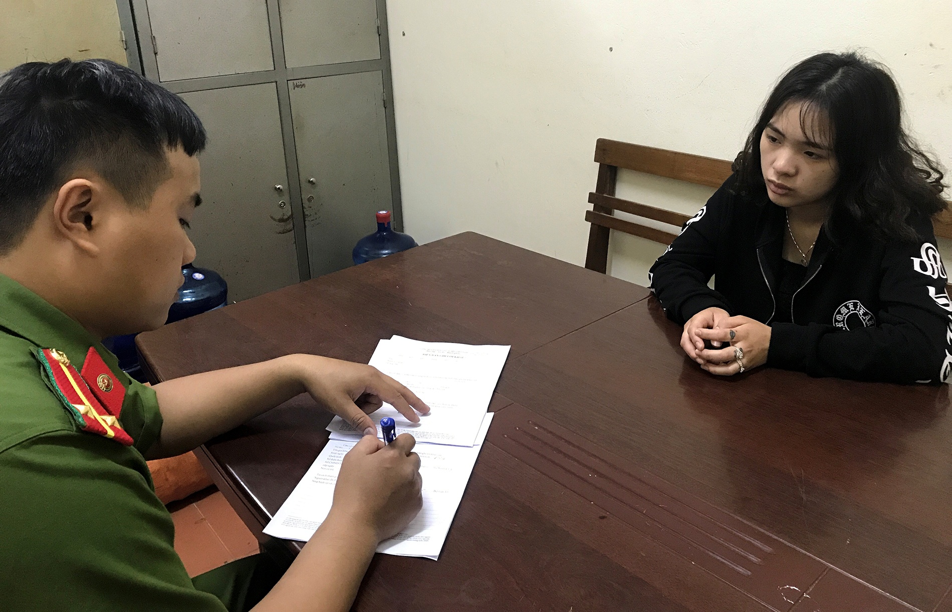 9X cung nguoi tinh lua ban 2 co gai lay tien lam dam cuoi hinh anh