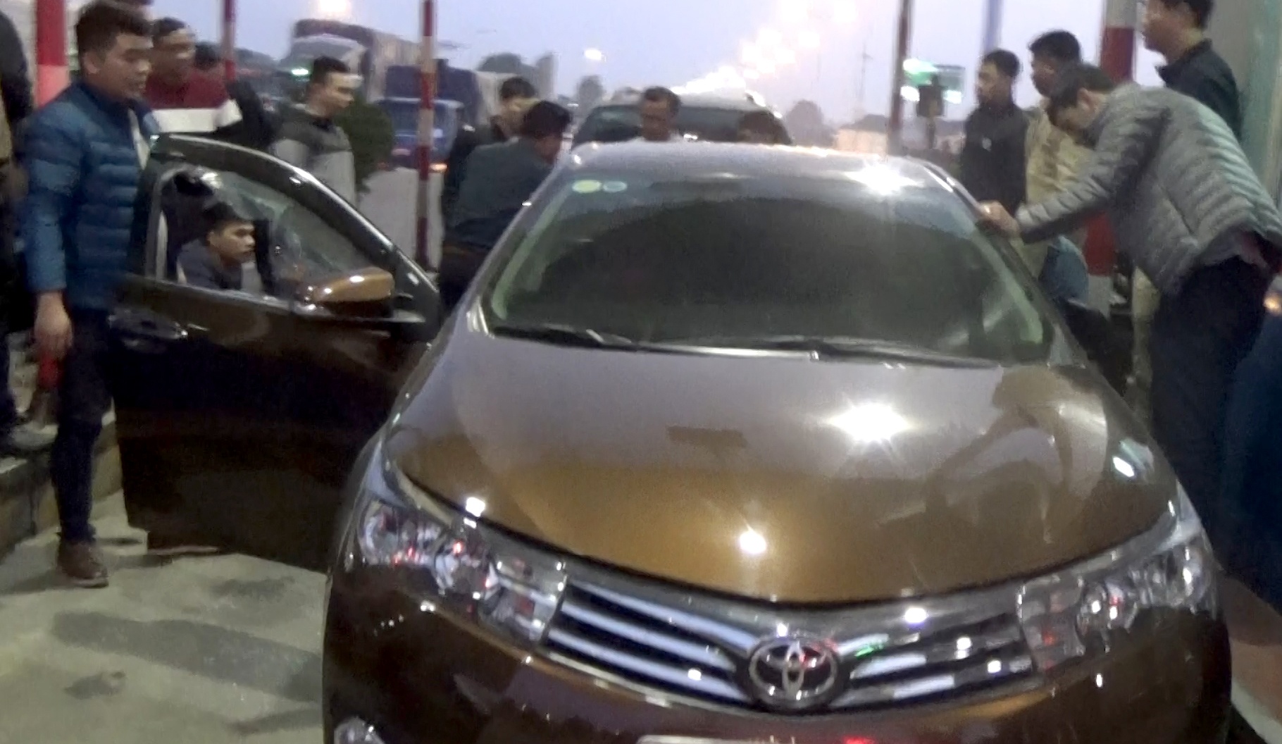 Kham xet xe hop thu 9 banh heroin, 20.000 vien hong phien hinh anh