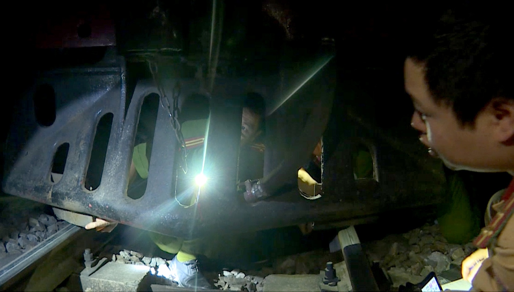 Tau hoa cuon nguoi phu nu vao gam, keo le 10 m hinh anh