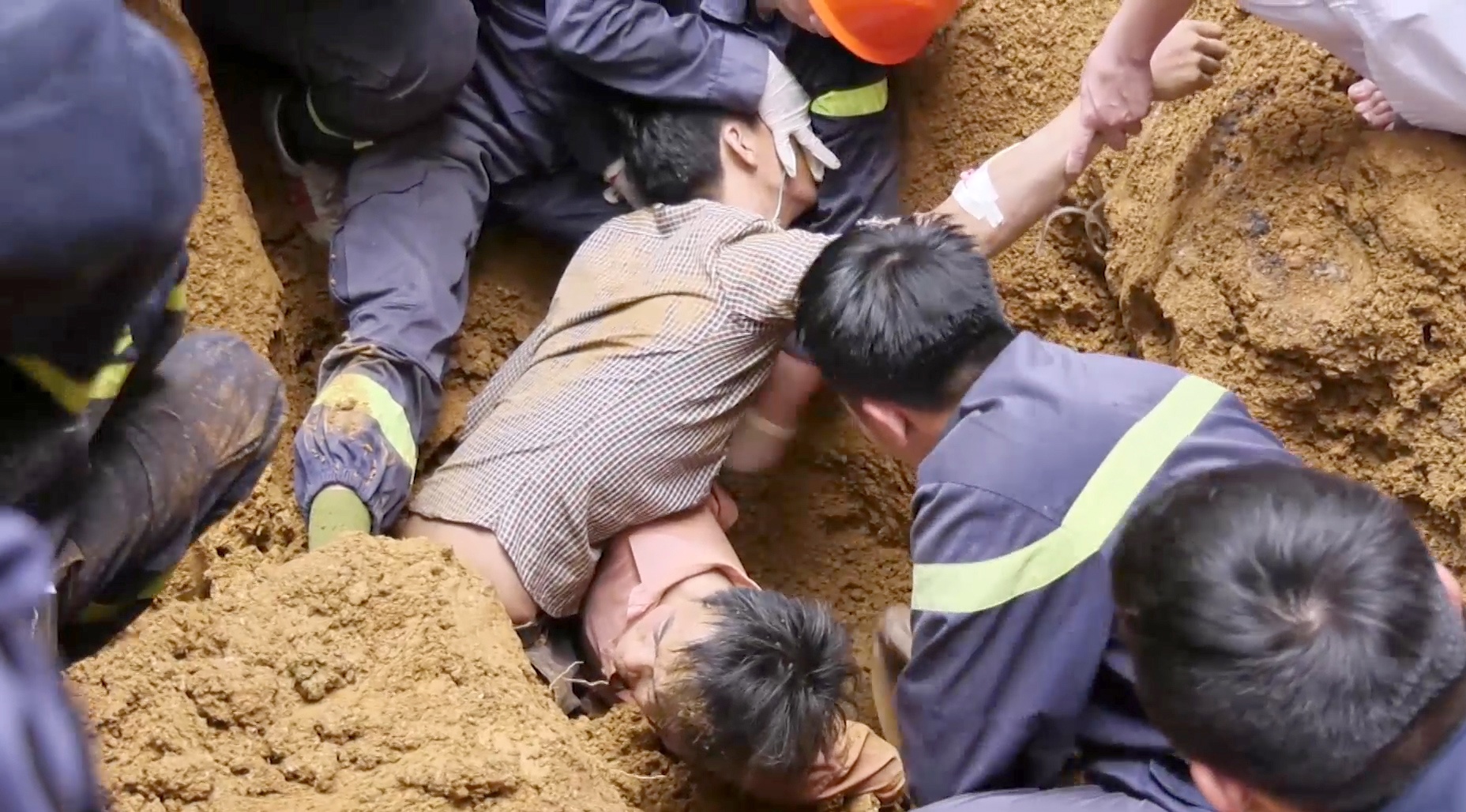 200 canh sat tim 3 nguoi tu vong do sat lo dat da hinh anh