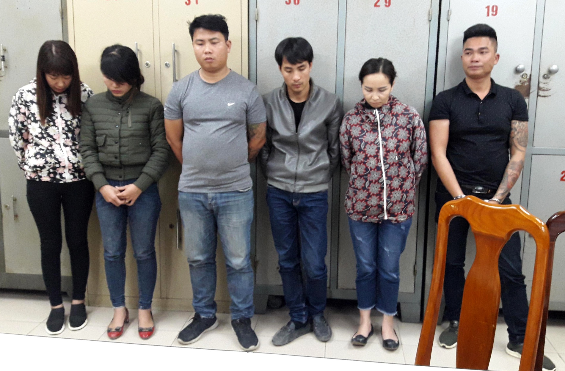 Canh sat mat phuc bat 6 nguoi lua xin viec bang thu doan moi hinh anh