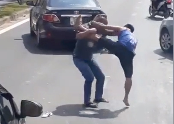 No don vi danh nham vo si vo dich the gioi sau va cham giao thong hinh anh