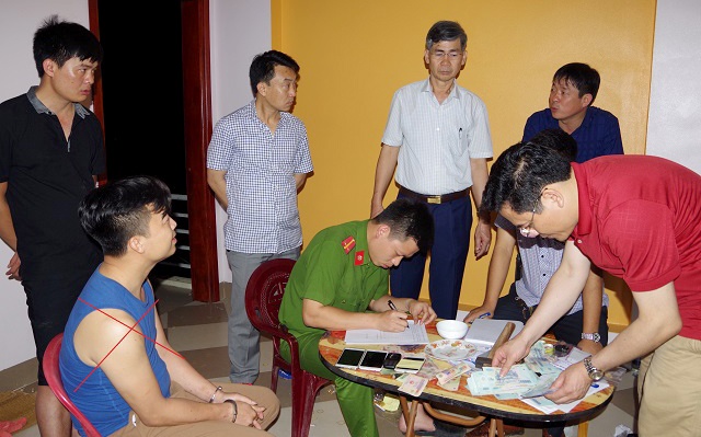 Canh sat bat 30 nguoi trong soi bac o Ha Nam anh 1