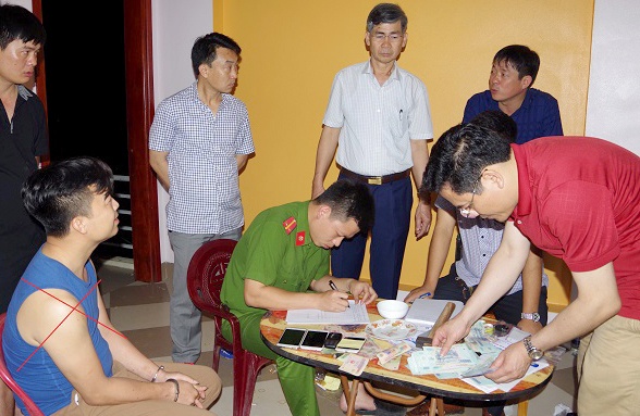 30 nguoi danh bac trong can nha bon tang o Ha Nam hinh anh