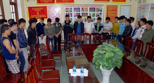 Canh sat bat 30 nguoi trong soi bac o Ha Nam anh 2