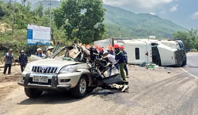 Container lat nghieng de bep oto, 2 nguoi thiet mang hinh anh