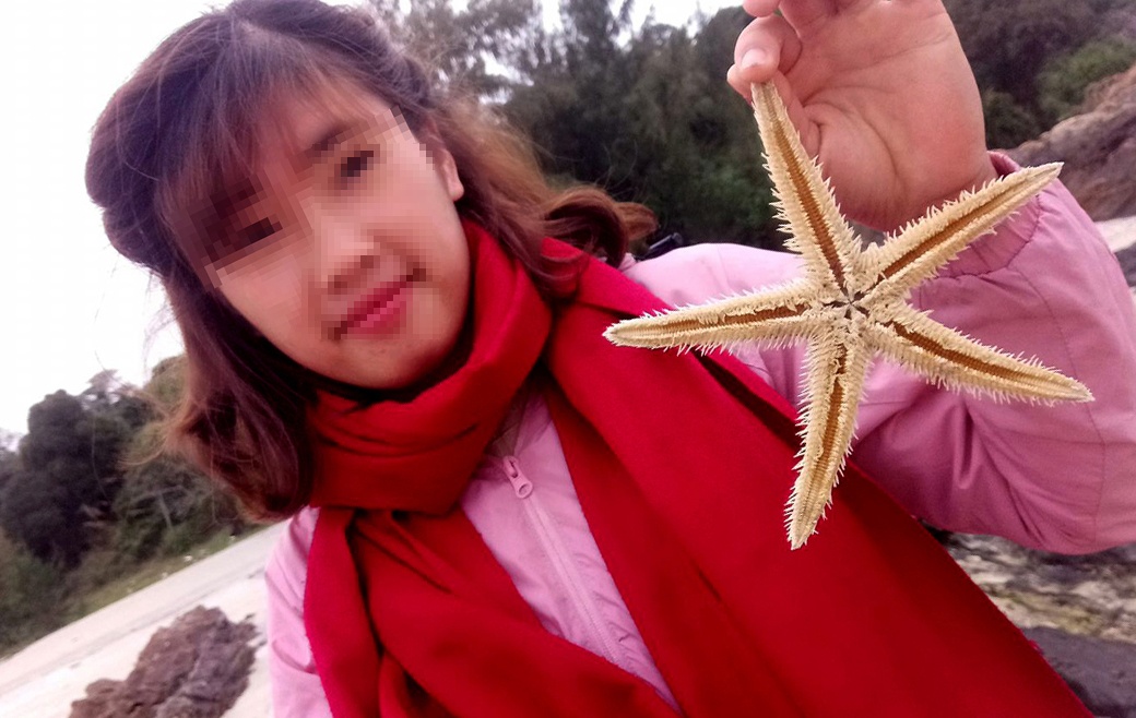 Nu 9X to bi chu quan karaoke bat giu, chich dien hinh anh