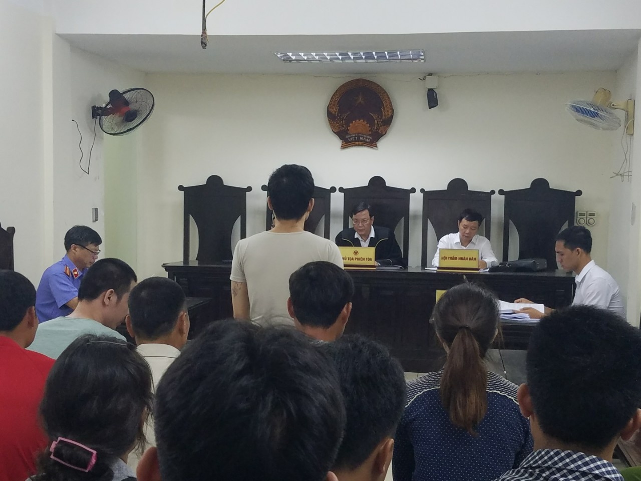 Xet xu 2 tu tu vuot nguc anh 3