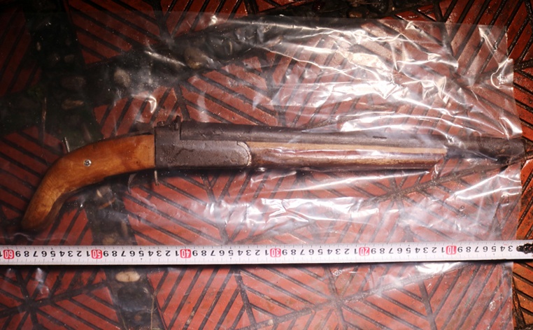 Tai xe xe ban tai trong thuong do sung cuop co hinh anh