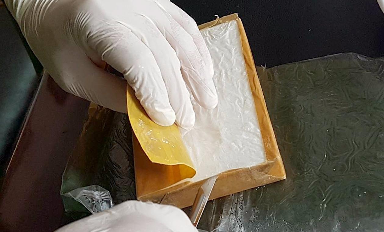 329 banh heroin trong khoang bi mat cua xe ban tai hinh anh