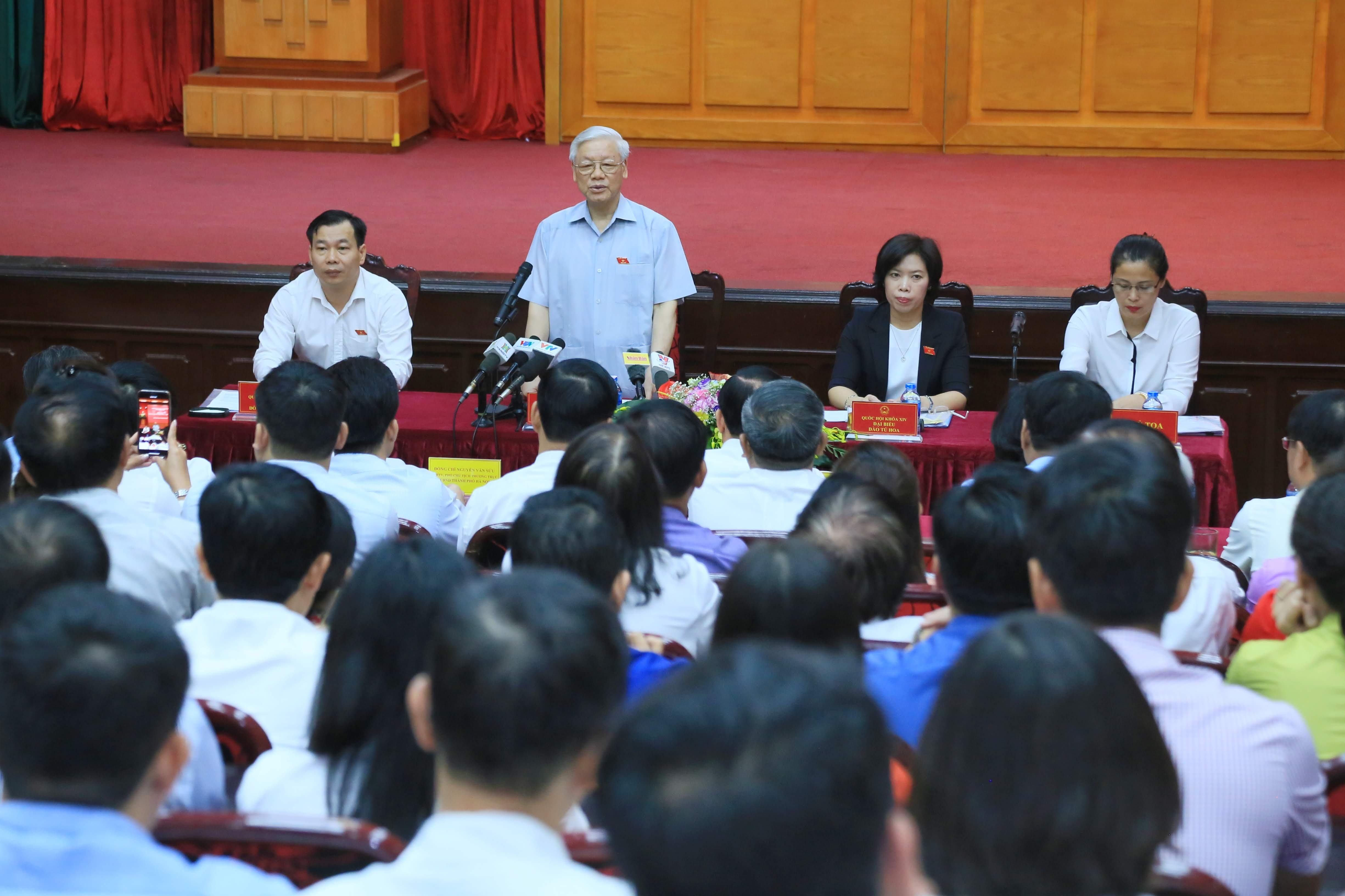 Tong bi thu tiep xuc cu tri anh 2