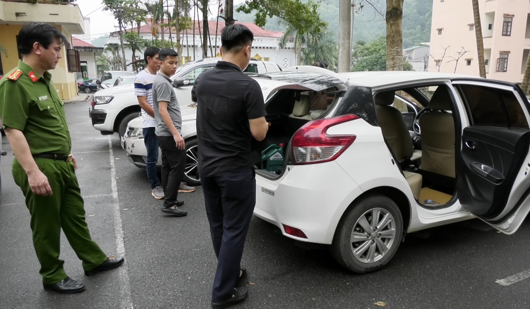 Xe hop cho sung te giac giau trong lo luc binh anh 1