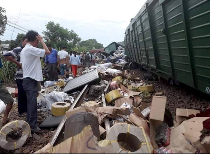 Hang hoa vang ra ngoai khi 2 doan tau tong nhau o Quang Nam hinh anh