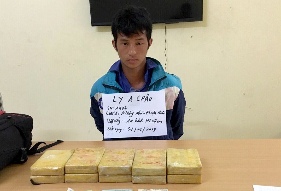 9X ban 10 banh heroin lao xe vao canh sat hinh anh