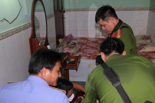 Khoi to vu an chong cam roi dien va dao giet vo con hinh anh