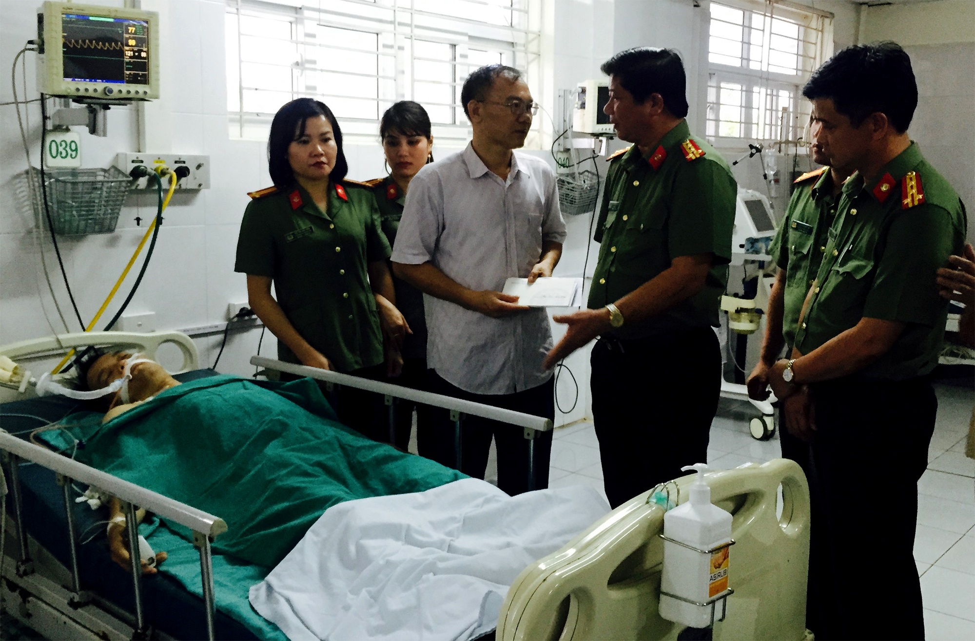 Canh sat bi dam thau nguc khi kham nha nghi can buon ma tuy hinh anh